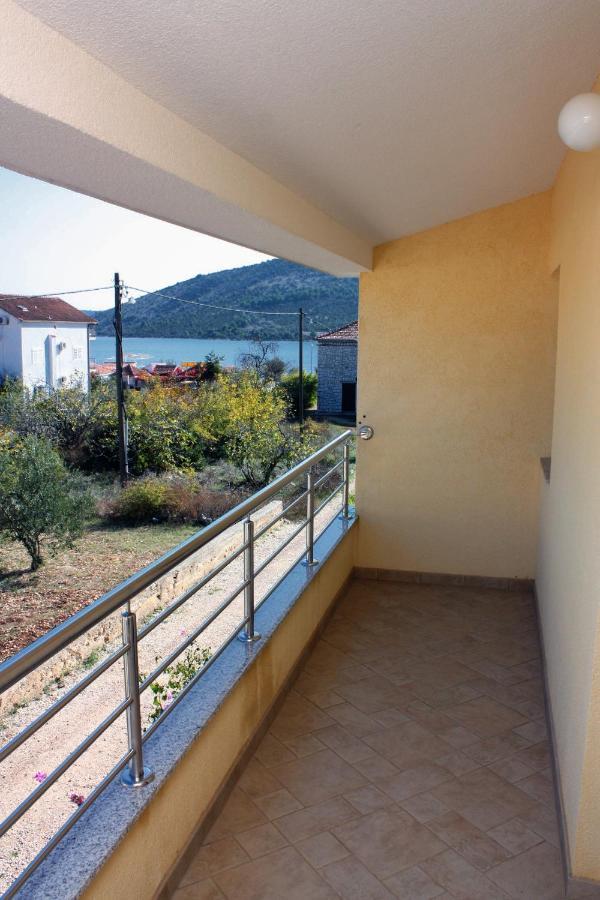 Apartments By The Sea Vinisce, Trogir - 5229 Экстерьер фото